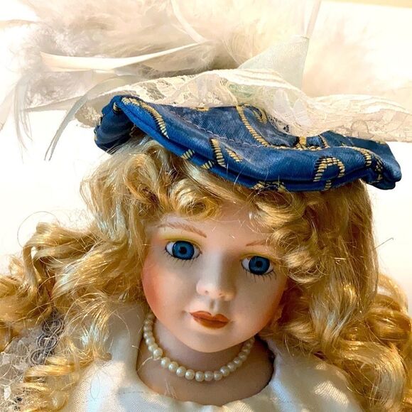 Cathay Collections Porcelain Doll Jessica - Picture 6 of 7